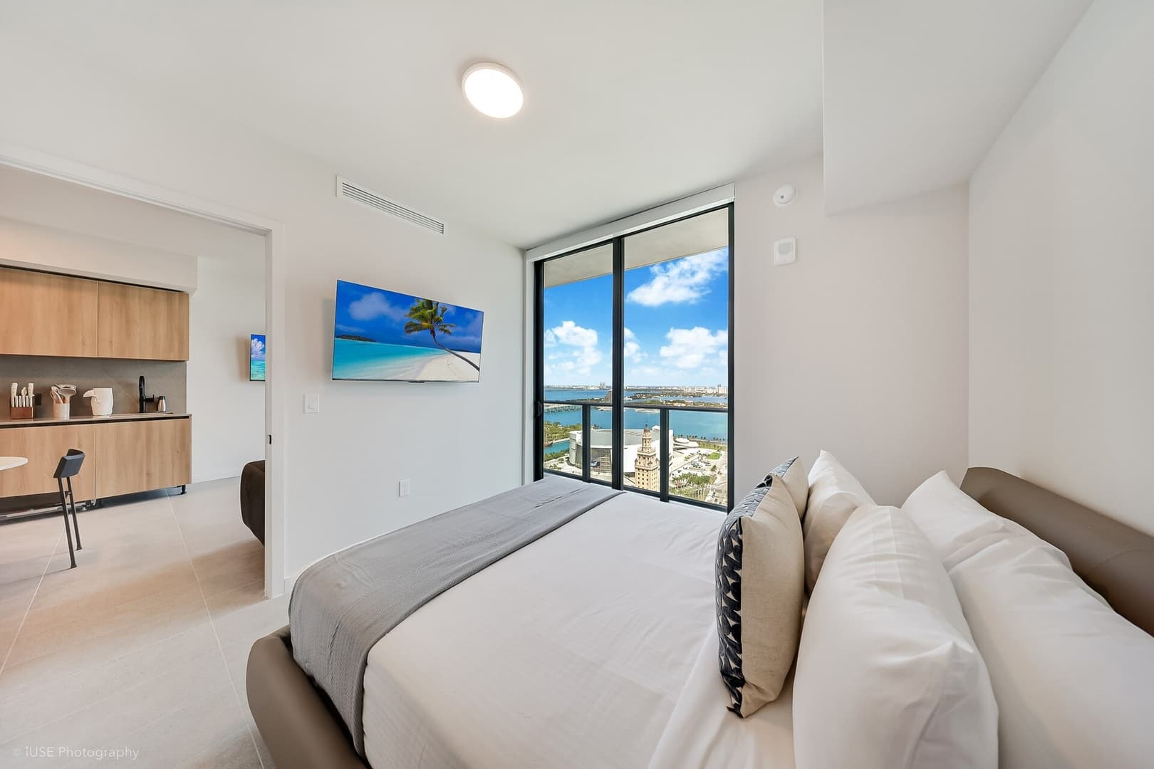 Luxury 1BR 36th Floor | Breathtaking Skyline Views in FL 33132, USA