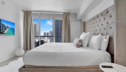 Icon Brickell Stay, Pool, Spa, Views, Restaurants in FL 33131, USA